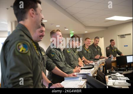 L'équipage affecté à l'escadron de la bombe expéditionnaire 37th, base aérienne d'Ellsworth, Dakota du Sud, participe à un briefing de pas avant une mission de la Force opérationnelle de bombardement à la base aérienne d'Andersen, Guam, le 29 octobre 2022. La formation à l'extérieur des États-Unis permet aux équipages et aux aviateurs de se familiariser avec d'autres théâtres et espaces aériens, et améliore les compétences et les relations durables nécessaires pour faire face à un large éventail de défis mondiaux à l'appui de la Stratégie de défense nationale. Banque D'Images