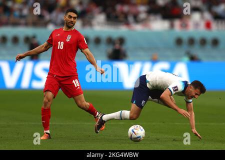 Doha, Qatar. 21st novembre 2022. Mason Mount (R) d'Angleterre en action avec Ali Karimi d'Iran lors du match de la coupe du monde de la FIFA du groupe B 2022 au stade international de Khalifa à Doha, au Qatar, sur 21 novembre 2022. Photo de Chris Brunskill/UPI crédit: UPI/Alay Live News Banque D'Images