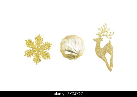 Décoration de Noël, boule, renne, flocon de neige de couleur or, objets isolés avec chemin de coupure sur fond blanc Banque D'Images