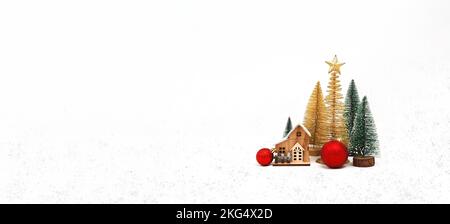 Joyeux noël et joyeux concept de célébration de la nouvelle année, maison en bois avec pin et boule de noël, objets isolés avec bannière panoramique copie sp Banque D'Images