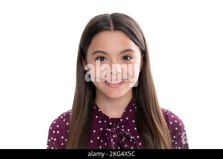 Portrait d'une jeune fille adolescente souriante. Gros plan portrait de la jolie jeune fille. Enfant latin ou adolescent hispanique isolé sur fond jaune. Banque D'Images