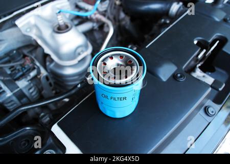 Filtre à huile pour moteur automobile dans le compartiment moteur, concept d'entretien automatique Banque D'Images