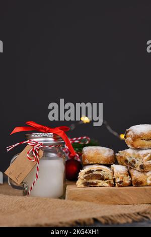 Petits morceaux de gâteau allemand Stollen, pain aux fruits aux noix, épices et fruits secs au sucre en poudre traditionnellement servi pendant les fêtes Banque D'Images