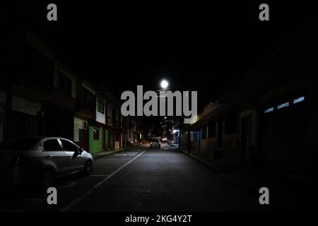 Filandia, Quindio, Colombie - 6 juin 2022: Des rues vides sans voitures entre les rues, avec une faible illumination dans les ténèbres de la ville Banque D'Images