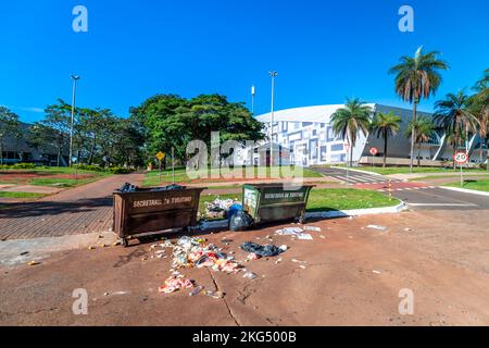 Brasilia, Brésil - 28 février 2022 : déchets communautaires dans le conteneur de la ville Banque D'Images