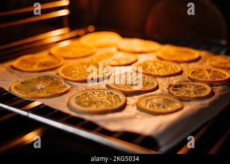 Fond en tranches séchées. Tranches d'agrumes déshydratées, morceaux. Tas de citrons séchés au soleil. Repas sain. Gros plan. Vue de dessus Banque D'Images