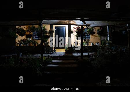 Filandia, Quindio, Colombie - 6 juin 2022: Maison de campagne au pas sombre plein de plantes et pots suspendus à l'entrée Banque D'Images