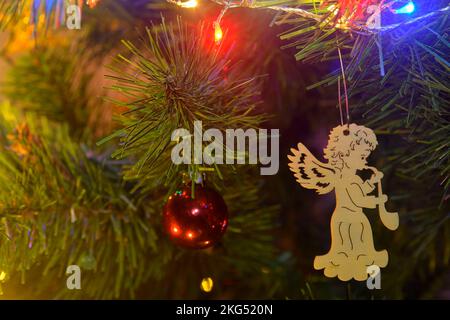 Gros plan sur les décorations pour arbres de Noël. Lumières sur l'arbre de Noël. Décorations de Noël et du nouvel an sur l'arbre de Noël. Sapin de Noël avec décorations Banque D'Images