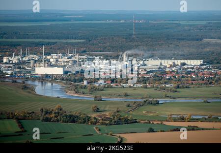 17 octobre 2022, Saxe-Anhalt, Wittenberg: SKW Stickstoffwerke Piesteritz GmbH sur l'Elbe, photographié à partir d'un hélicoptère. Outre les engrais, les usines d'azote produisent également de l'AdBlue pour le traitement des gaz d'échappement des voitures. Après un arrêt de production de plus de trois semaines chez l'entreprise, qui emploie 860 personnes, en raison des prix élevés du gaz, la production a été à nouveau mise en valeur. Photo : Jan Woitas/dpa Banque D'Images