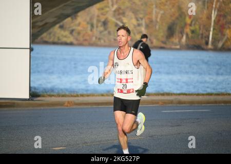 Le Capt Kyle King de Twentynine Palms, en Californie, s'avance devant la compétition pour gagner le Marathon du corps des Marines de 47th ainsi que l'Or des hommes des Forces armées. Le Championnat des Forces armées 2022 a eu lieu en conjonction avec le Marathon des Marines 47th à Washington, D.C. le Championnat des Forces armées comprend des équipes du corps des Marines, de la Marine (avec les coureurs de la Garde côtière) et de la Force aérienne. Ministère de la Défense photo de M. Steven Dinote - publié. Banque D'Images