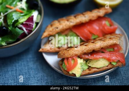 Sandwich au saumon avec avocat et laitue. Banque D'Images