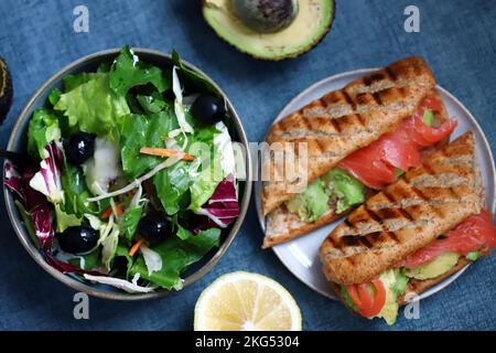 Sandwich au saumon avec avocat et laitue. Banque D'Images