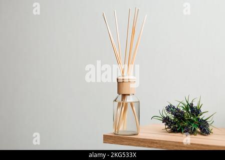 Diffuseur de fines herbes sur fond blanc. Banque D'Images
