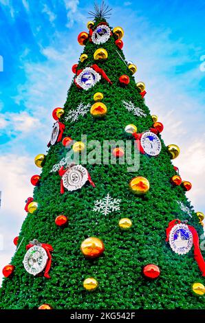 L'arbre de Noël de la ville est exposé au parc Mardi gras, 20 novembre 2022, à Mobile, Alabama. Banque D'Images