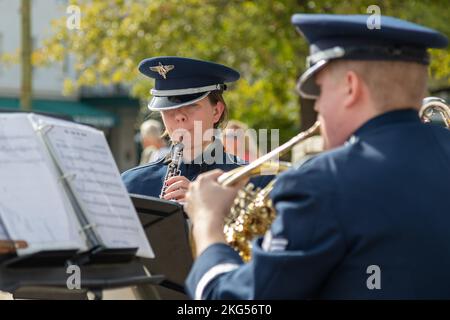 Un membre de la bande de la U.S. Air Force joue son instrument lors de la cérémonie d’ouverture et de la lecture de la proclamation pour le 52nd anniversaire de l’Armée de l’Amérique à San Antonio, au Texas, le 31 octobre 2022. La cérémonie d’ouverture militaire de Celebrate America rend hommage aux militaires actifs, aux membres de la garde et de la réserve, aux familles et aux anciens combattants et reconnaît les nombreuses organisations qui les soutiennent toute l’année. Banque D'Images