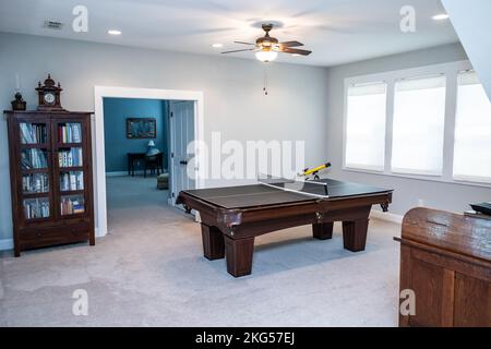 Un air de loft à l'étage utilisé comme salle de jeux bonus avec une table de billard et un cabinet Banque D'Images