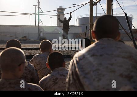 Un instructeur de forage du corps des Marines des États-Unis avec Fox Company, 2nd Recruit Training Battalion, démontre un obstacle pendant le cours de confiance au corps des Marines Recruit Depot San Diego, 31 octobre 2022. Le cours de confiance est composé d'une série d'obstacles construits pour tester l'endurance et la force physiques et mentales des recrues. Banque D'Images