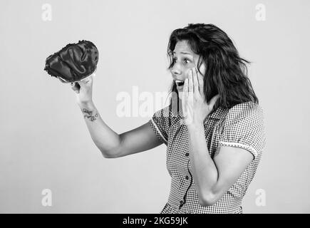 investir dans vous-même. femme comptabilité de trésorerie. fille rétro besoin bourse. Manque d'argent. Fille surprise faire du shopping. Économisez sur la vente. Femme avec Banque D'Images