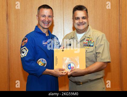 BASE CONJOINTE SAN ANTONIO-FORT SAM HOUSTON – (OCT 31, 2022) – Andrew Morgan, astronaute de la NASA, colonel de l’armée américaine (à gauche), remet les articles qu’il a transportés à la Station spatiale internationale (ISS) au capitaine de la marine américaine Ewell Hollis, officier exécutif de l’unité de recherche médicale navale (NAMRU) San Antonio lors d’une cérémonie de présentation tenue au Putnam Auditorium du Centre médical de l’armée de Brooke. Morgan, le premier médecin de l'armée dans l'espace, a été lancé du cosmodrome de Baïkonour, au Kazakhstan, à l'ISS à bord d'un satellite MS-13 Soyouz (Union) sur 20 juillet 2019. Au cours de son temps à bord de la station spatiale, Morgan y a participé Banque D'Images