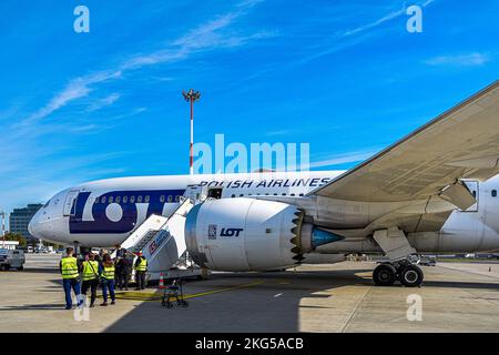 Aéroport Fryderyk Chopin - le plus grand aéroport de Pologne et en même temps l'un des plus grands d'Europe centrale. Dreamliner plane sur le tarmac. Banque D'Images