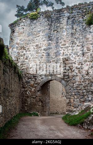 L'arche de la porte en pierre et les murs en pierre créent une atmosphère stressante d'abandon et de fin du monde. Banque D'Images