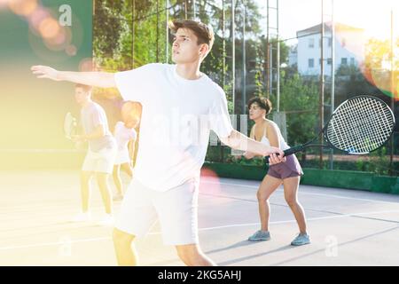 Jeune homme jouant frontenis sur le terrain de pelota extérieur Banque D'Images