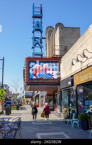 Lake Theatre, Oak Park, Illinois avec Noël blanc sur le chapiteau. Novembre 2022. Banque D'Images