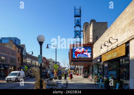 Lake Theatre, Oak Park, Illinois avec Noël blanc sur le chapiteau. Novembre 2022. Banque D'Images