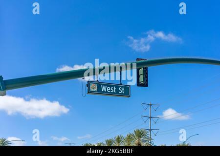 Anaheim, CA, États-Unis – 1 novembre 2022 : panneau suspendu pour West Street dans le quartier de Anaheim Resort District à Anaheim, Californie. Banque D'Images