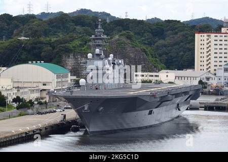 Préfecture de Kanagawa, Japon - 21 août 2021 : Force d'autodéfense maritime japonaise JS Izumo (DDH-183), destroyer hélicoptère de classe Izumo. Banque D'Images
