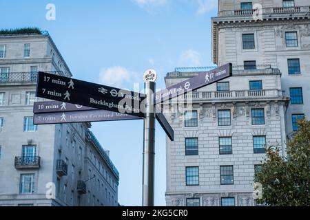 Flèches de guidage montrant différentes directions populaires et des distances à pied dans la zone touristique de la ville de Londres. Panneau touristique de Londres. Banque D'Images