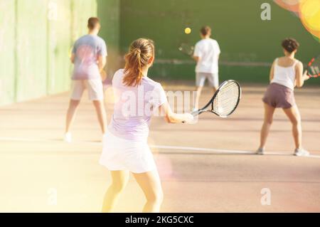 Femme jouant frontenis sur le terrain de pelota extérieur Banque D'Images