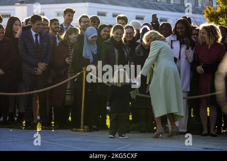 Washington, États-Unis. 21st novembre 2022. La première dame Jill Biden se serre la main avec les invités après avoir reçu l'arbre de Noël officiel de la Maison-Blanche 2022 à la Maison-Blanche à Washington, DC, lundi, 21 novembre 2022. La première dame est accompagnée de la mère de la Garde nationale et de l'Armée, Mme Kelly Hokanson, épouse du chef du Bureau général de la Garde nationale, Daniel Hokanson. Photo de Ken Cedeno/UPI crédit: UPI/Alay Live News Banque D'Images