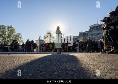 Washington, États-Unis. 21st novembre 2022. La première dame Jill Biden se tient avec son petit-fils beau Biden Jr. Alors qu'elle reçoit l'arbre de Noël officiel de la Maison Blanche 2022 à la Maison Blanche à Washington, DC lundi, 21 novembre 2022. La première dame est accompagnée de la mère de la Garde nationale et de l'Armée, Mme Kelly Hokanson, épouse du chef du Bureau général de la Garde nationale, Daniel Hokanson. Photo de Ken Cedeno/UPI crédit: UPI/Alay Live News Banque D'Images