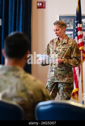 Catherine Logan, commandant de la base conjointe Anacostia-Bolling et de l'escadre 11th de la U.S. Air Force, parle lors de la signature de la proclamation du mois national de sensibilisation à l'emploi des personnes handicapées à la base conjointe Anacostia-Bolling, Washington, D.C., le 31 octobre 2022. Cette année, le thème du NDEAM, « handicap : une partie de l'équation de l'équité », reconnaît le rôle important que jouent les personnes handicapées dans une main-d'œuvre américaine diversifiée et inclusive. Banque D'Images