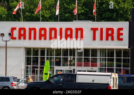 Affiche de la boutique Canadian tire. L'entreprise est un détaillant de pièces automobiles, de produits ménagers, de matériel et de produits sportifs Banque D'Images