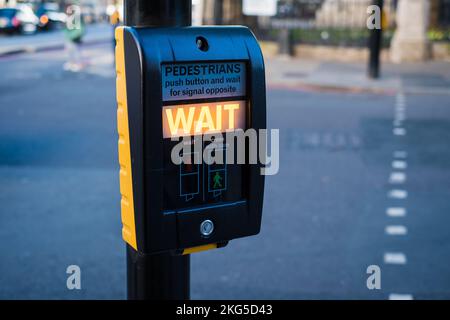 Bouton de commande des feux de circulation pour piétons au niveau du passage à niveau pour un passage en toute sécurité. La sécurité des piétons dans la grande ville de Londres. Banque D'Images