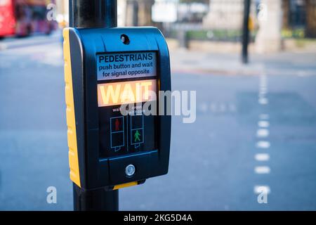 Bouton de commande des feux de circulation pour piétons au niveau du passage à niveau pour un passage en toute sécurité. La sécurité des piétons dans la grande ville de Londres. Banque D'Images