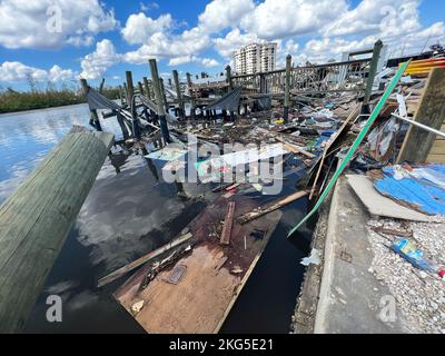 Les photos montrent des bateaux à crevettes endommagés et des débris à la suite de l'ouragan Ian à fort Myers. L'ouragan Ian a quitté cette marina de fort Myers détruite, avec des bateaux qui volait et des jetées endommagées. Banque D'Images