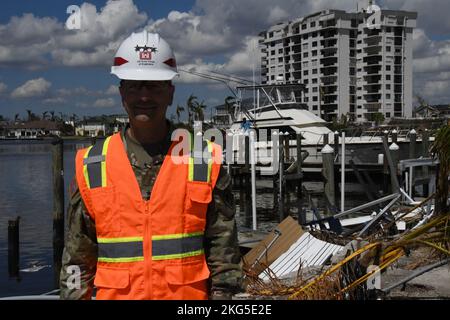 Le chef des ingénieurs du corps de l'armée des États-Unis 55th a visité la plage de fort Myers, en Floride, pour visiter les dégâts causés par l'ouragan Ian, une tempête féroce qui a frappé la côte sud-ouest il y a une semaine, déclenchant la destruction massive de maisons et d'entreprises. Le lieutenant-général Scott Spellmon, commandant général du corps des ingénieurs de l'armée américaine, a visité le Centre des opérations d'urgence de Tallahassee, A fait une visite aérienne des dommages causés par les ouragans au-dessus de fort Myers Beach et a reçu divers exposés de son équipe des opérations de gestion des urgences sur le soutien que le corps des ingénieurs fournit. Banque D'Images