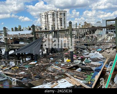 Les photos montrent des bateaux à crevettes endommagés et des débris à la suite de l'ouragan Ian à fort Myers. L'ouragan Ian a quitté cette marina de fort Myers détruite, avec des bateaux qui volait et des jetées lourdement endommagées. Banque D'Images