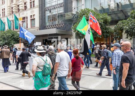 Les manifestants anti Covid 19 défilent le long de la rue Bourke dans le centre-ville de Melbourne, Victoria, Australie Banque D'Images