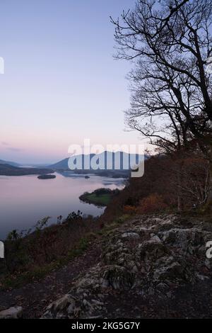 Derwent Water et Skiddaw vus de surprise View, Lake District, Cumbria, Royaume-Uni. Au lever du soleil en automne Banque D'Images