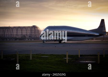 Moffett Field, Californie, États-Unis. 9th novembre 2021. Artemis 4 peau de bouclier thermique Orion arrivée sur Super GuppY à l'aérodrome de Moffet. Credit: NASA/ZUMA Press Wire Service/ZUMAPRESS.com/Alamy Live News Banque D'Images