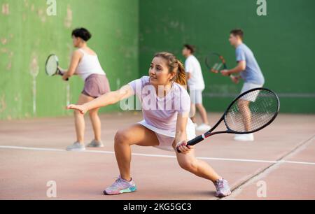 Femme jouant frontenis sur le terrain de pelota extérieur Banque D'Images