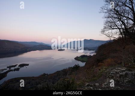 Derwent Water et Skiddaw vus de surprise View, Lake District, Cumbria, Royaume-Uni. Au lever du soleil en automne Banque D'Images