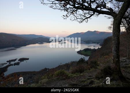 Derwent Water et Skiddaw vus de surprise View, Lake District, Cumbria, Royaume-Uni. Au lever du soleil en automne Banque D'Images