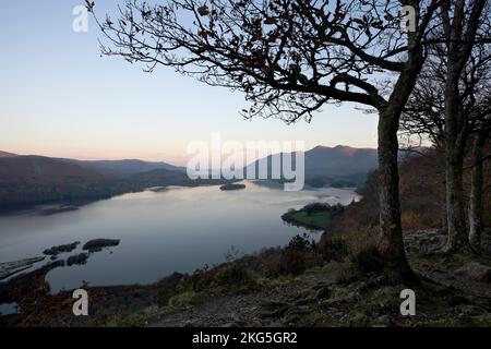 Derwent Water et Skiddaw vus de surprise View, Lake District, Cumbria, Royaume-Uni. Au lever du soleil en automne Banque D'Images