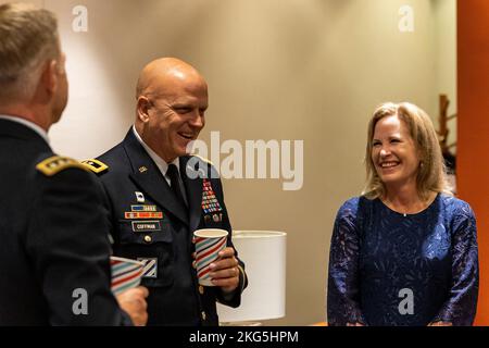 Le LTG Ross Coffman, commandant adjoint du Commandement de l'avenir de l'Armée de terre, est promu et présenté sa troisième étoile par le général James C. McConville, chef d'état-major de l'Armée des États-Unis, mardi, 4 octobre, 2022 à Austin, Texas (photo de l'armée américaine par Patrick Hunter) Banque D'Images