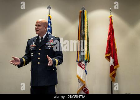 Le LTG Ross Coffman, commandant adjoint du Commandement de l'avenir de l'Armée de terre, est promu et présenté sa troisième étoile par le général James C. McConville, chef d'état-major de l'Armée des États-Unis, mardi, 4 octobre, 2022 à Austin, Texas (photo de l'armée américaine par Patrick Hunter) Banque D'Images